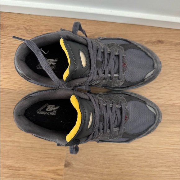 New Balance Unisex Charcoal Grey Textured 2002R Sneaker - Picture 7 of 11